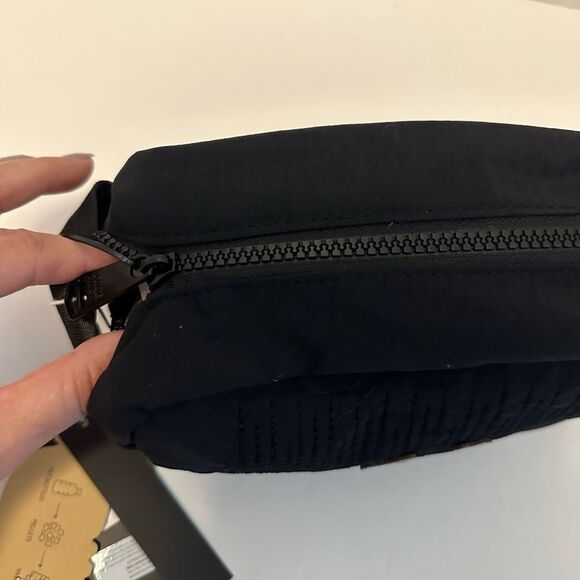 NWT True Religion Cosmetic Travel‎ Toiletry Bag comes with 2 clear bottles - Picture 3 of 8